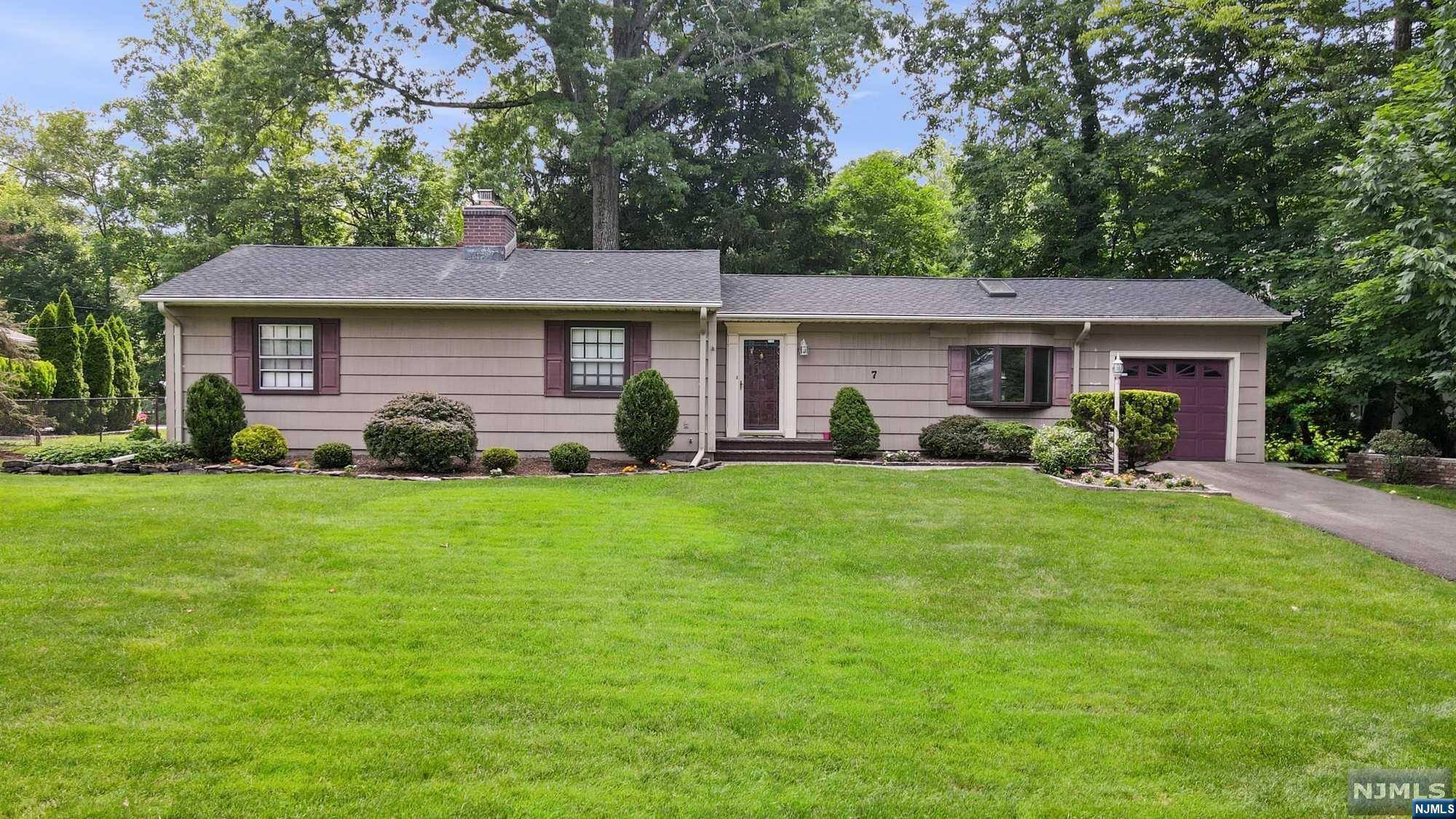 7 Oak Tree LN, Little Falls, NJ 07424