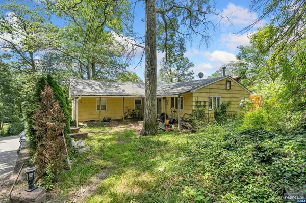 26 Rock RD, West Milford, NJ 07480