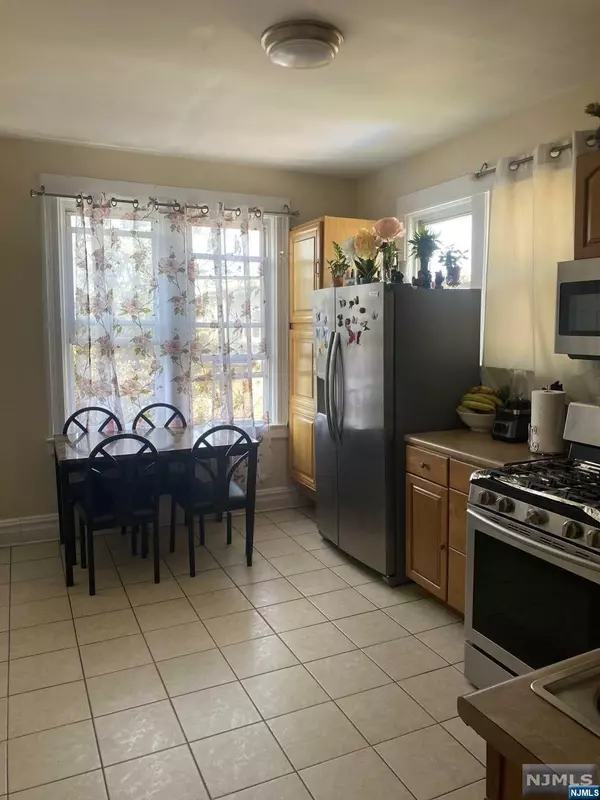 Cliffside Park, NJ 07010,18 Laird PL