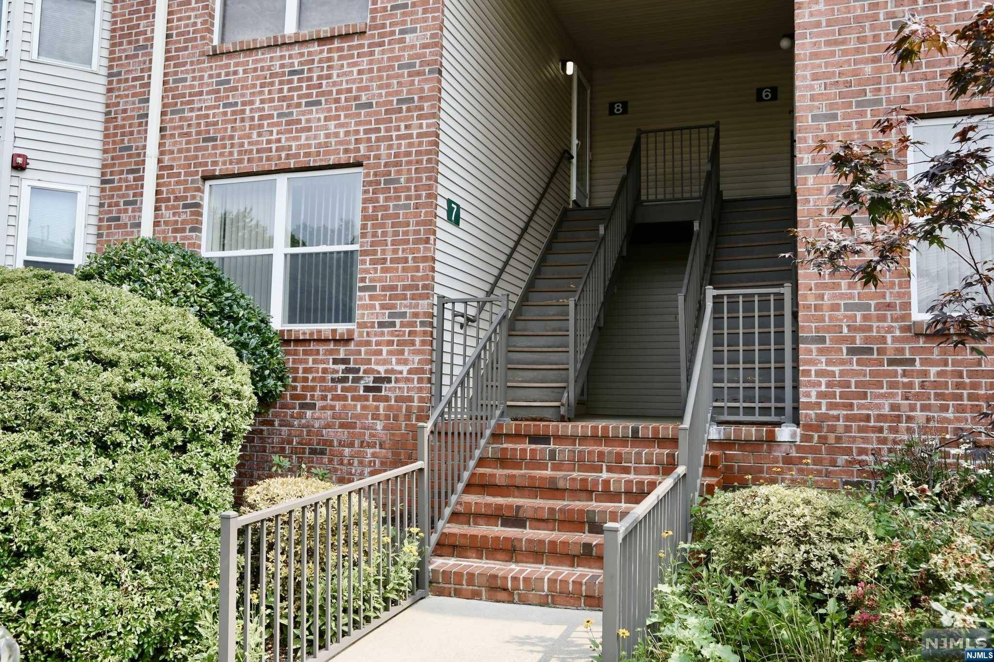 7 Ruby LN, East Hanover Twp, NJ 07936