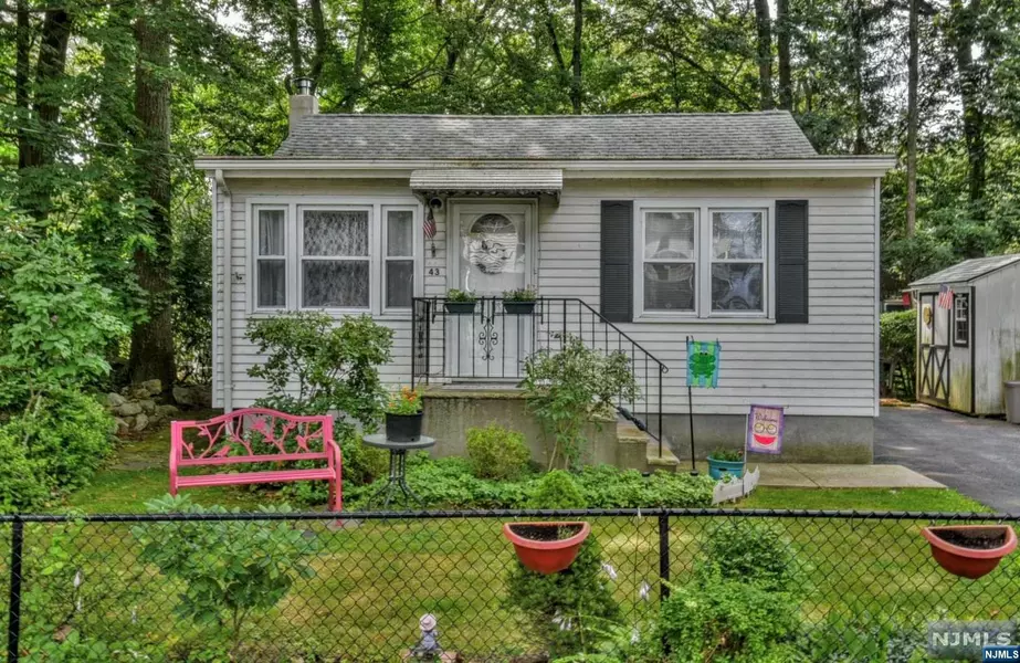 43 Reservoir RD, Jefferson Township, NJ 07849