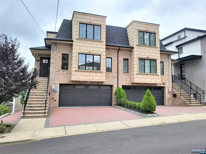 1033A Morningside LN, Fort Lee, NJ 07024
