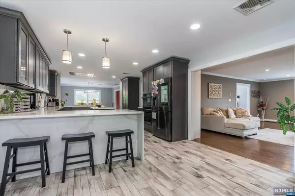 Bloomingdale, NJ 07403,11 Woodlot RD