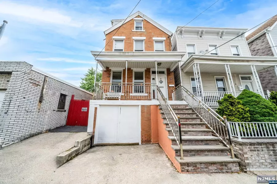 9 E 15th ST, Bayonne, NJ 07002