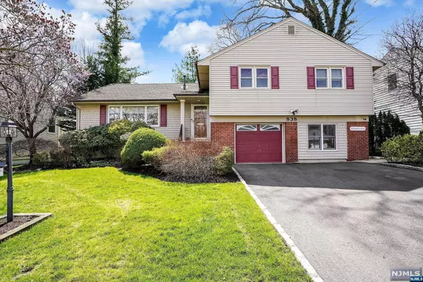 838 Perry LN, Teaneck, NJ 07666