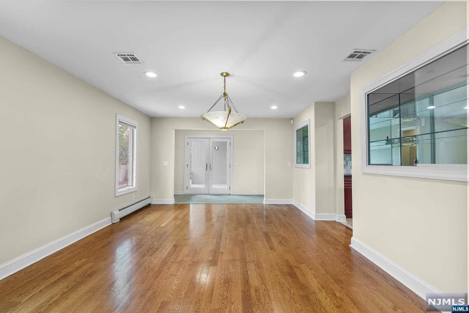 Englewood Cliffs, NJ 07632,22 Berkshire PL