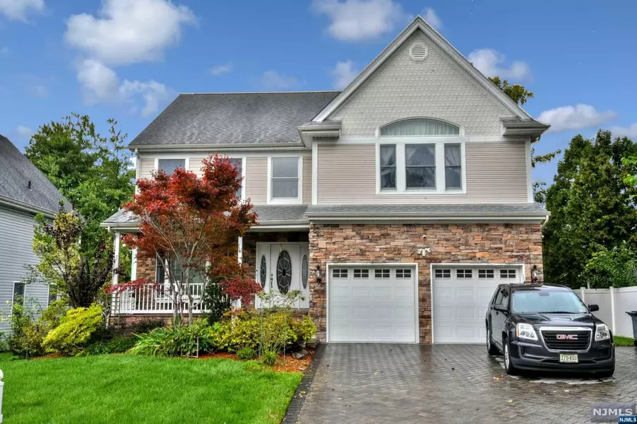 6 Wayne CT, Waldwick, NJ 07463