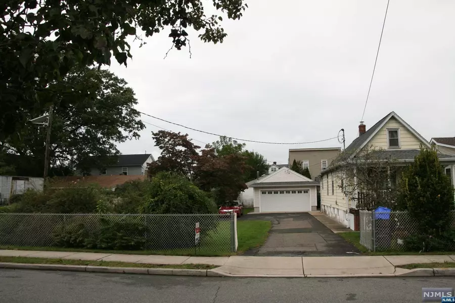 25 Pulaski AVE, Wallington, NJ 07057