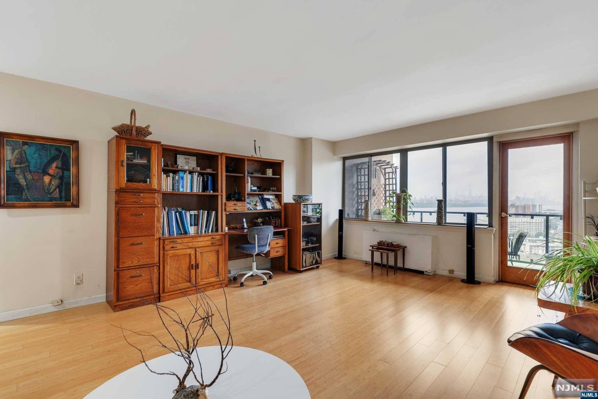 Edgewater, NJ 07020,1203 River RD #21K