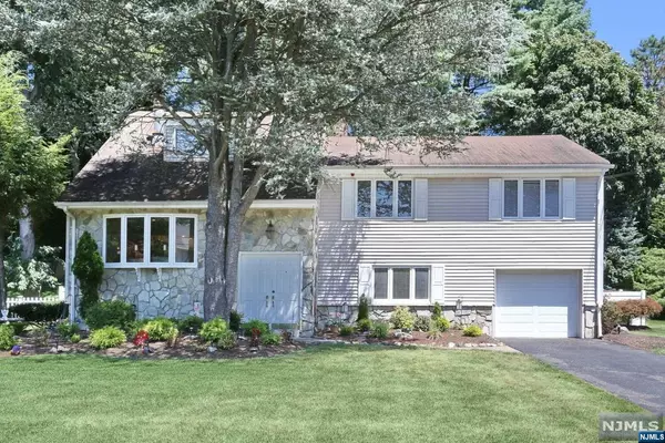 28 Yardley CT, Glen Rock, NJ 07452