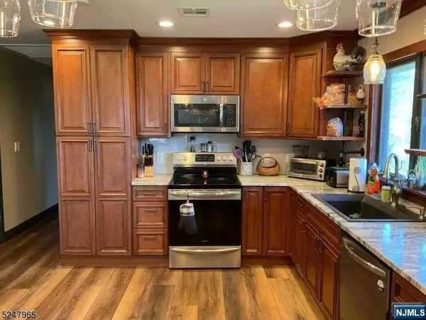 Blairstown, NJ 07825,4 Cherry Tree LN