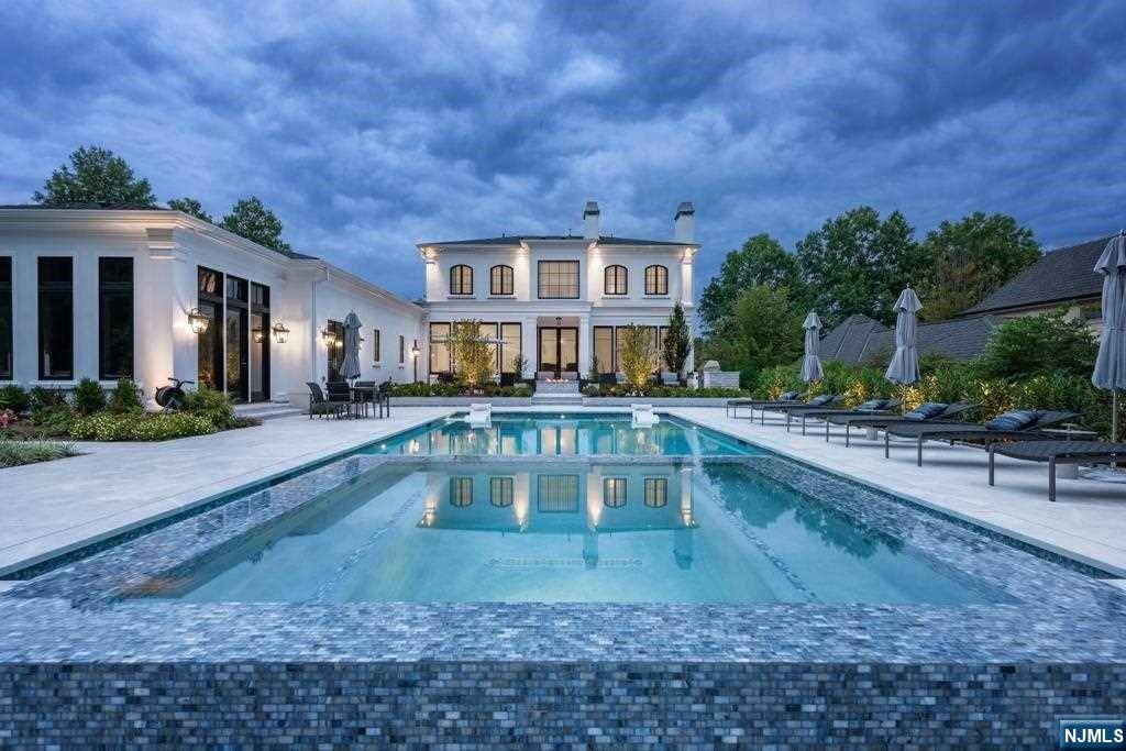 8 Grasmere CT, Livingston, NJ 07039