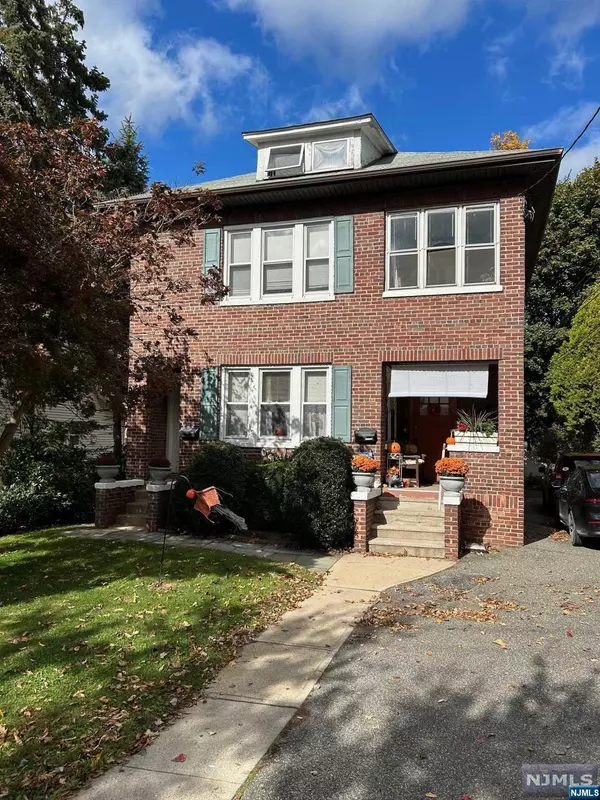 160 Manhattan TER, Dumont, NJ 07628