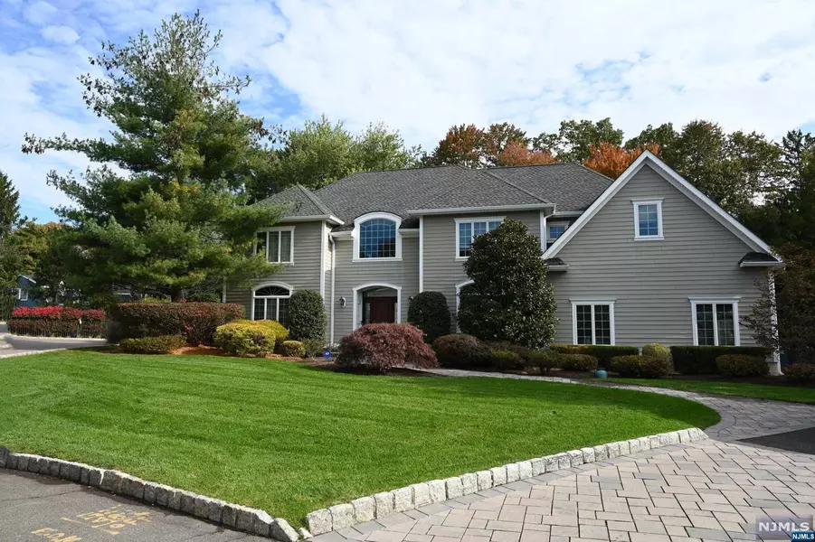 410 Old Mill LN, Wyckoff, NJ 07481