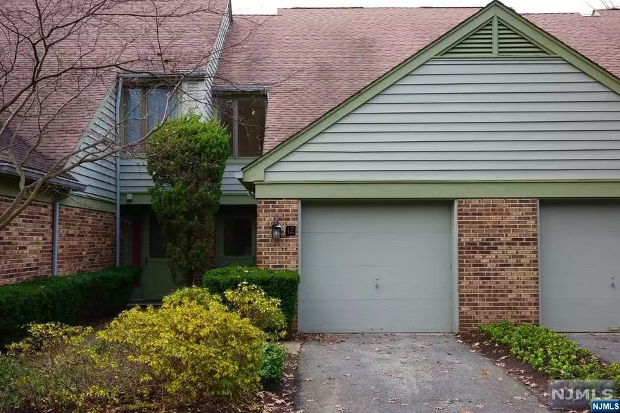 12 Meadowview CT, Leonia, NJ 07605