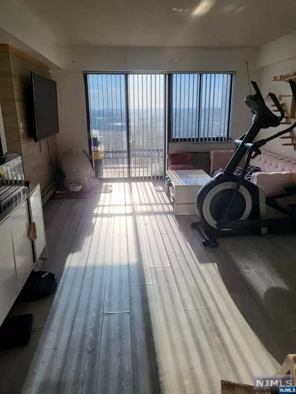 Palisades Park, NJ 07650,233 12th ST #4H