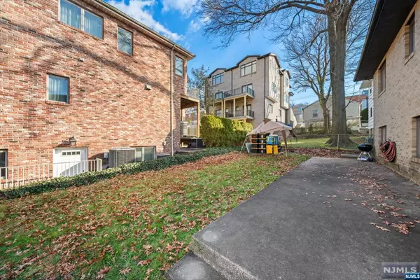 Palisades Park, NJ 07650,223 E Central BLVD