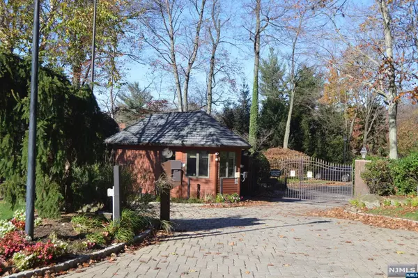 46 Hidden Ledge RD, Englewood, NJ 07631