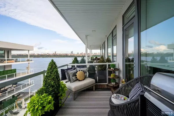 Edgewater, NJ 07020,3 Somerset LN #PH609