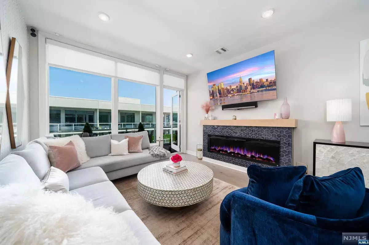 Edgewater, NJ 07020,3 Somerset LN #PH609