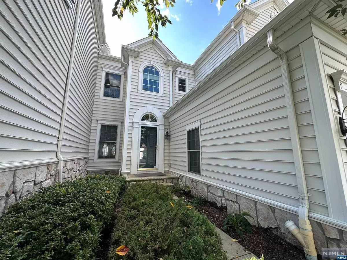 Totowa, NJ 07512,9 Yorktown LN