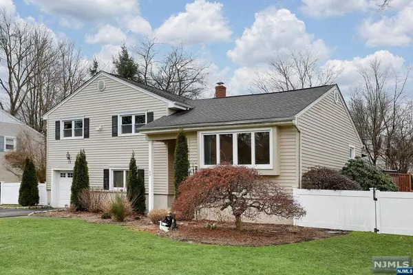 Glen Rock, NJ 07452,11 Yardley CT