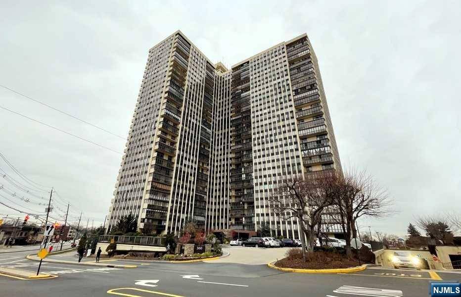 300 Winston DR #1818, Cliffside Park, NJ 07010