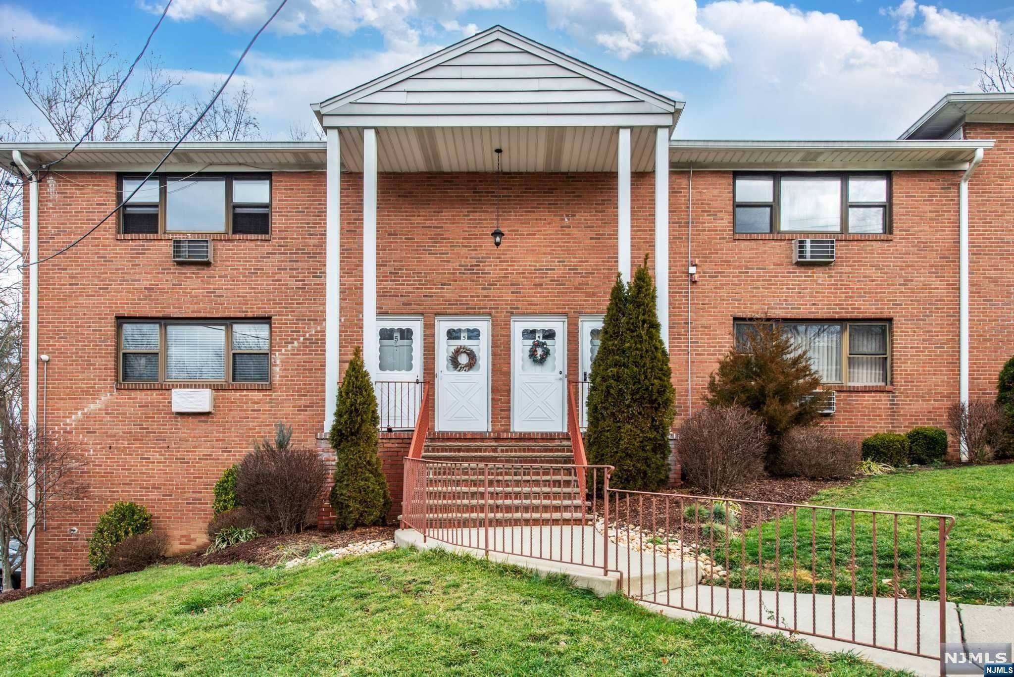 5 Colonial DR, Little Falls, NJ 07424