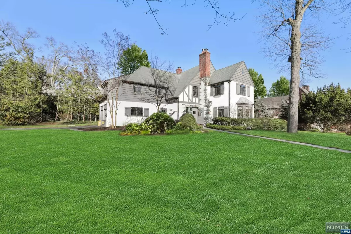 Millburn, NJ 07078,25 Hawthorne RD