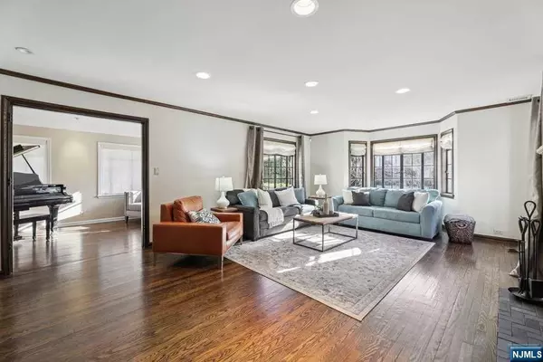 Millburn, NJ 07078,25 Hawthorne RD