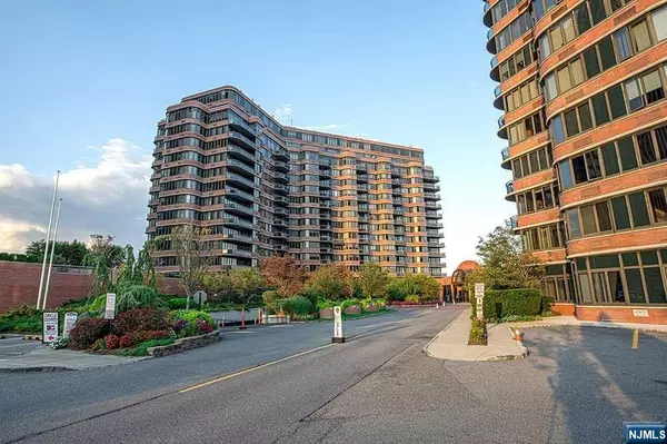 Cliffside Park, NJ 07010,100 Carlyle DR #SVG1