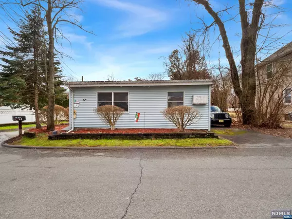 West Milford, NJ 07421,8 Lambert RD