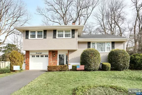 28 Bussell CT, Dumont, NJ 07628