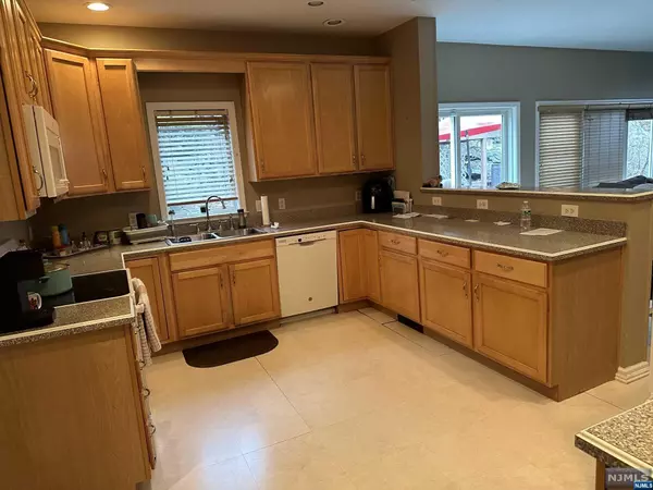 Bloomingdale, NJ 07403,Address not disclosed