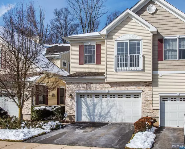 12 Camlet CT, Roseland, NJ 07068