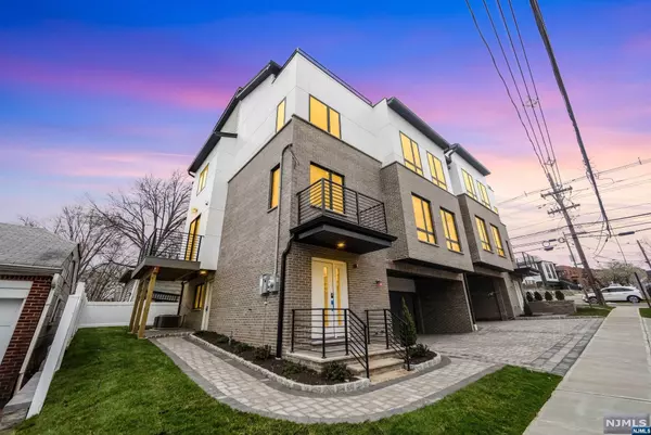 Palisades Park, NJ 07650,109 Henry AVE #B