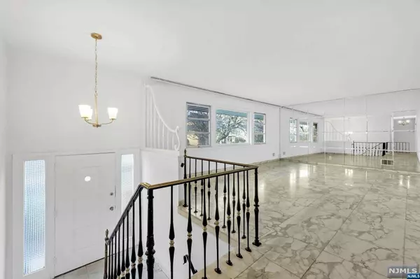 Teaneck, NJ 07666,813 Columbus DR