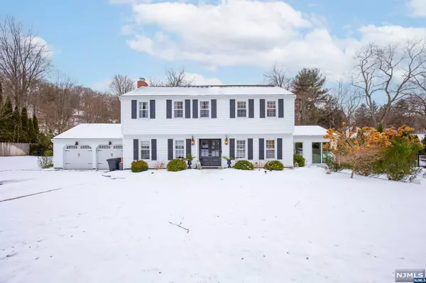 6 Thunderbird DR, Oakland, NJ 07436