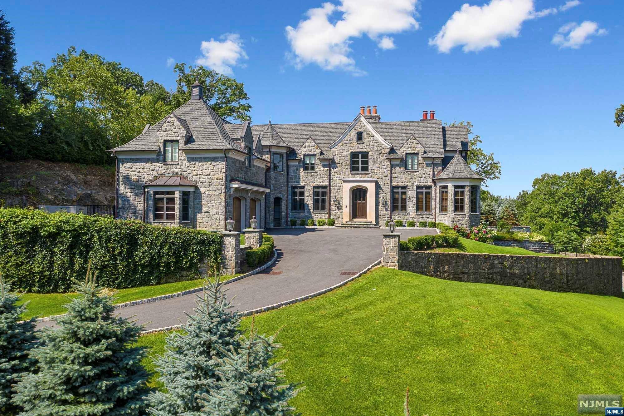307 Truman DR, Cresskill, NJ 07626