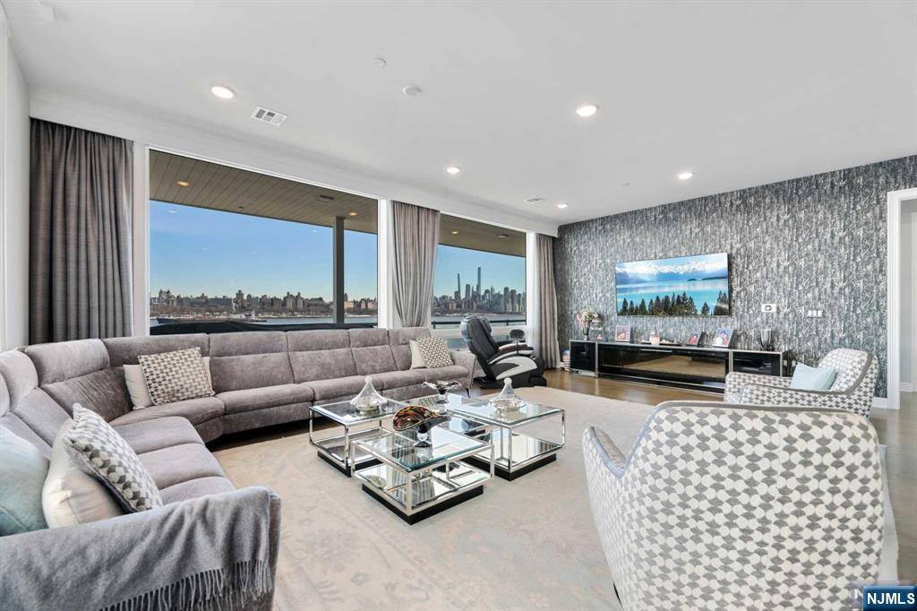 Edgewater, NJ 07020,3 Somerset LN #411