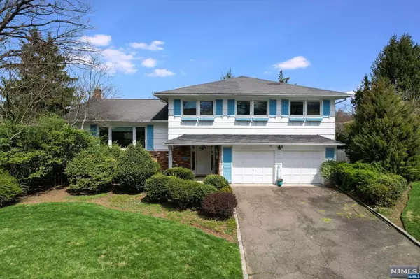 4 Rutgers CT, Roseland, NJ 07068