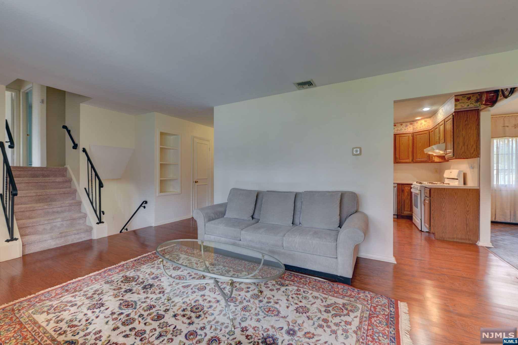 Waldwick, NJ 07463,22 Hickory LN