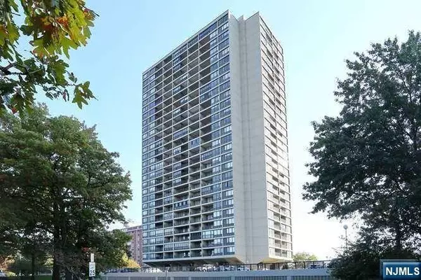 6 Horizon RD #1011, Fort Lee, NJ 07024