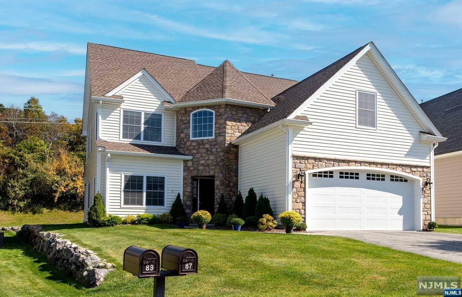 87 Bluffs CT, Hamburg, NJ 07419