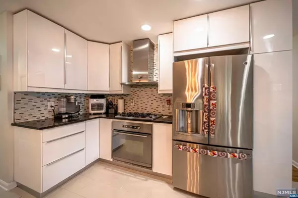 Teaneck, NJ 07666,236 Ivy LN