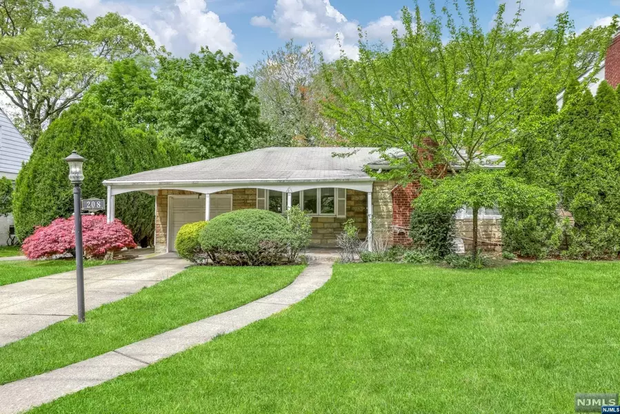 208 Warwick LN, Leonia, NJ 07605