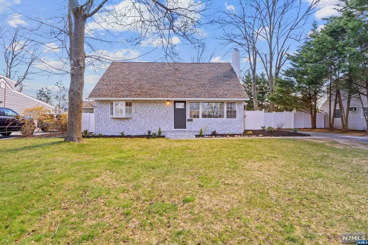 Pompton Lakes, NJ 07442,15 Garden RD