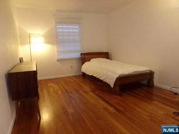 Palisades Park, NJ 07650,65 Fairview ST #1C