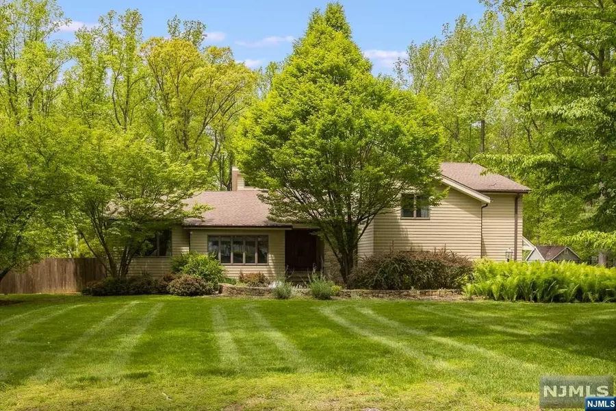 5 Erick CT, Chester Township, NJ 07930