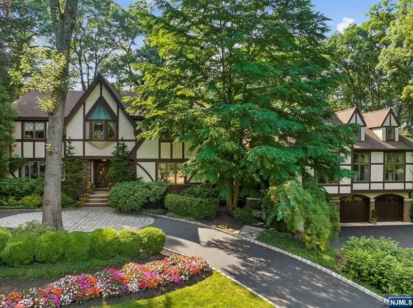 314 Freemans LN, Franklin Lakes, NJ 07417